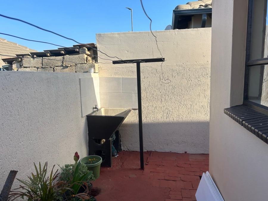 2 Bedroom Property for Sale in Clayville Gauteng