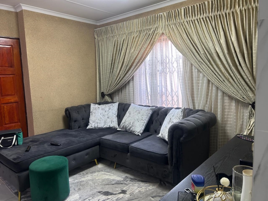 2 Bedroom Property for Sale in Clayville Gauteng