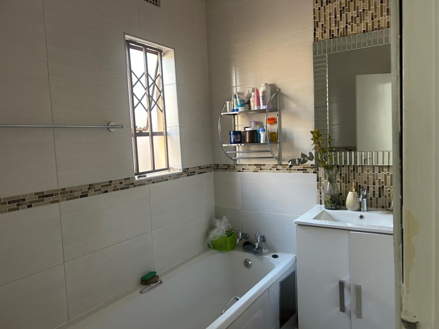 2 Bedroom Property for Sale in Clayville Gauteng