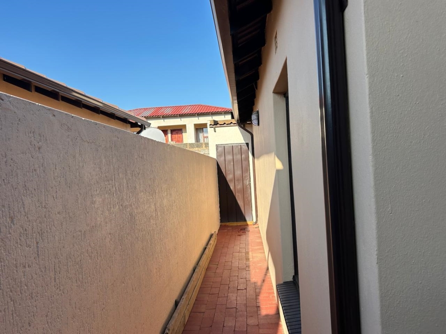 2 Bedroom Property for Sale in Clayville Gauteng