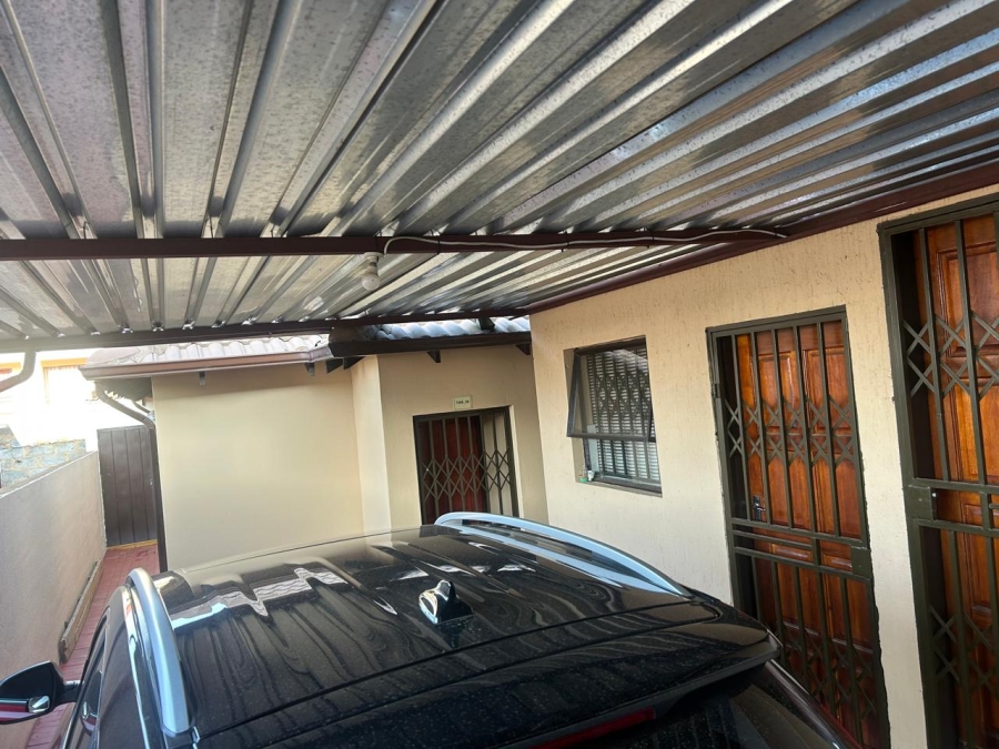 2 Bedroom Property for Sale in Clayville Gauteng