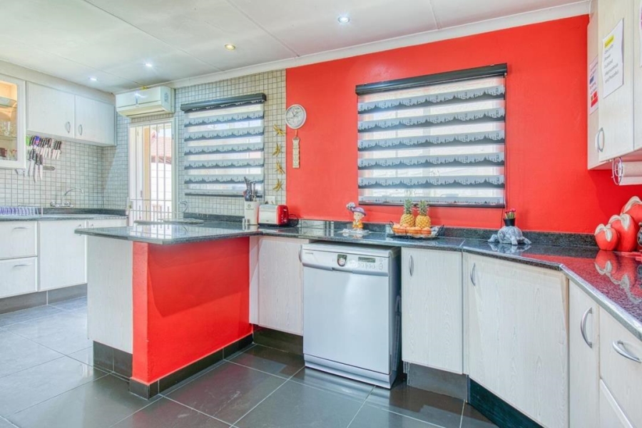 5 Bedroom Property for Sale in Elandspark Gauteng