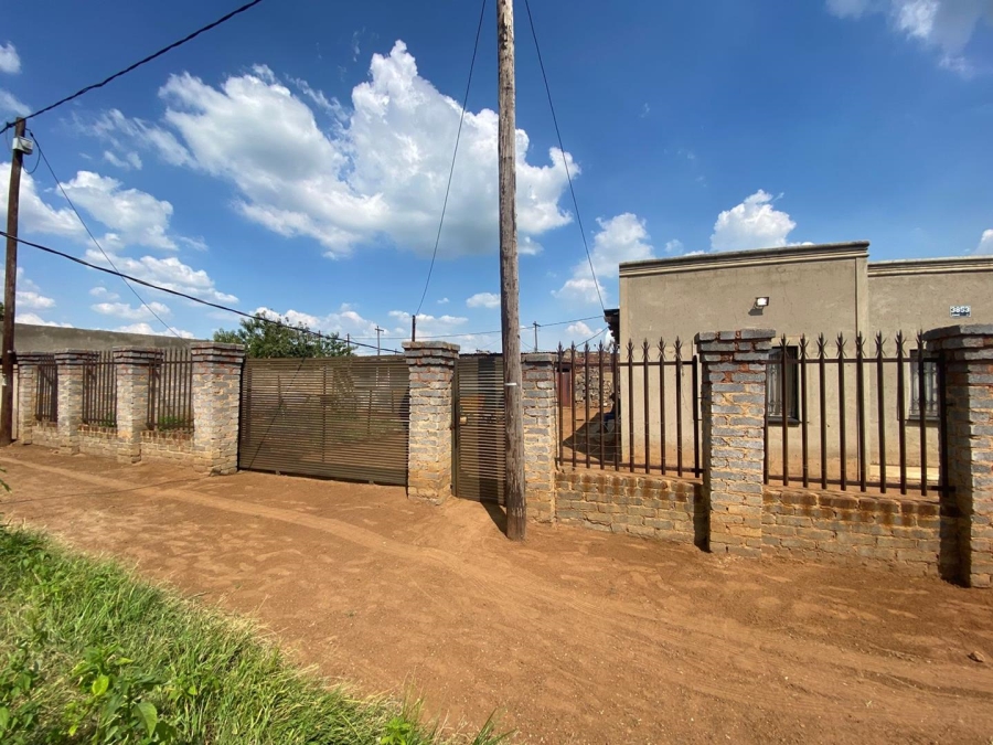 2 Bedroom Property for Sale in Zonkezizwe Gauteng