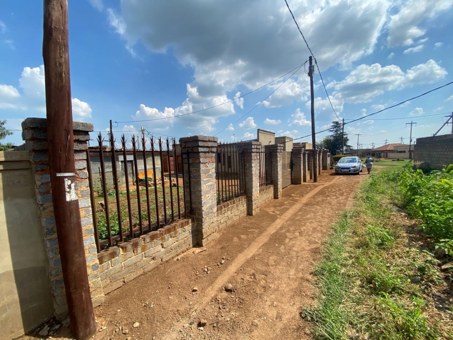 2 Bedroom Property for Sale in Zonkezizwe Gauteng