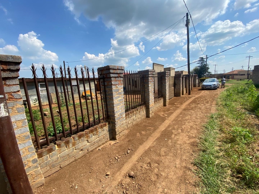 2 Bedroom Property for Sale in Zonkezizwe Gauteng