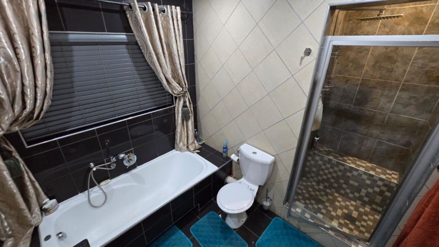 4 Bedroom Property for Sale in Rooihuiskraal Gauteng