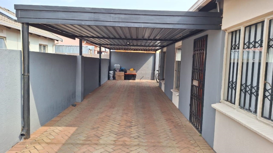 3 Bedroom Property for Sale in Rosslyn Gauteng