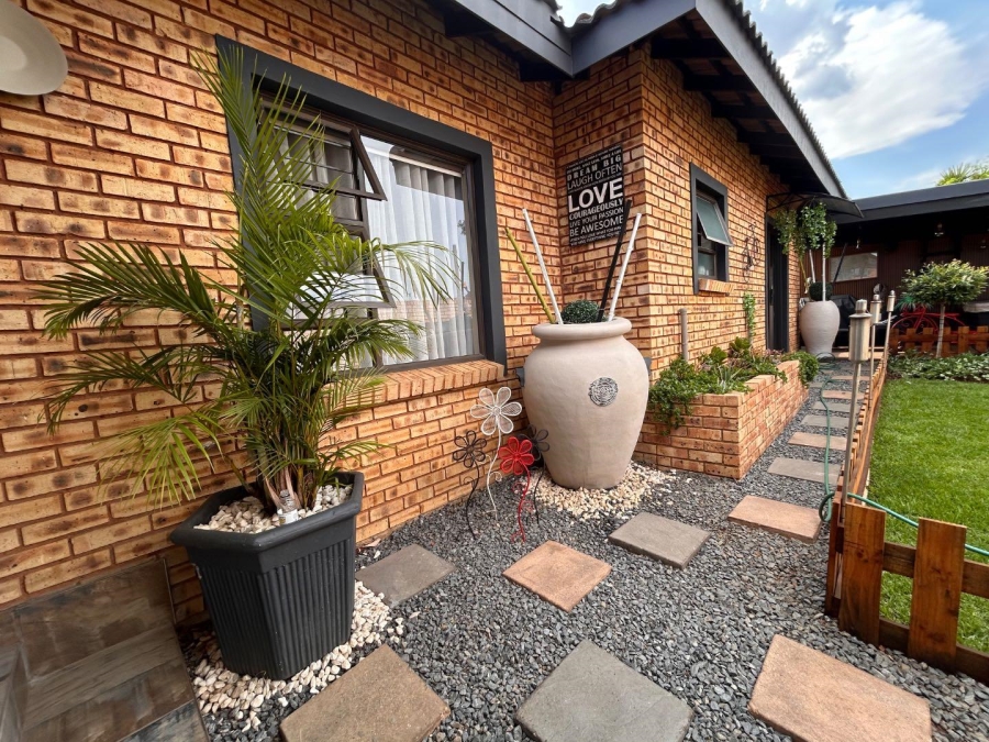 4 Bedroom Property for Sale in New Redruth Gauteng