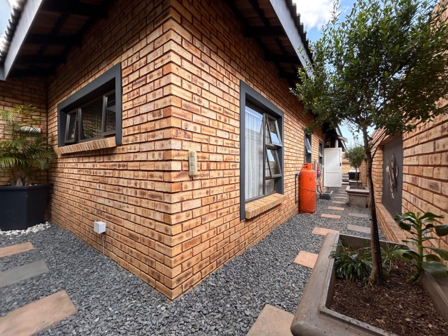 4 Bedroom Property for Sale in New Redruth Gauteng