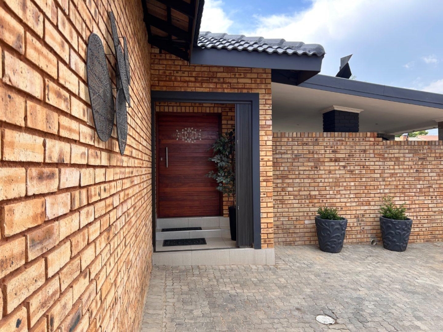 4 Bedroom Property for Sale in New Redruth Gauteng
