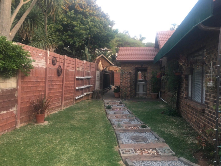 4 Bedroom Property for Sale in Rooihuiskraal Gauteng