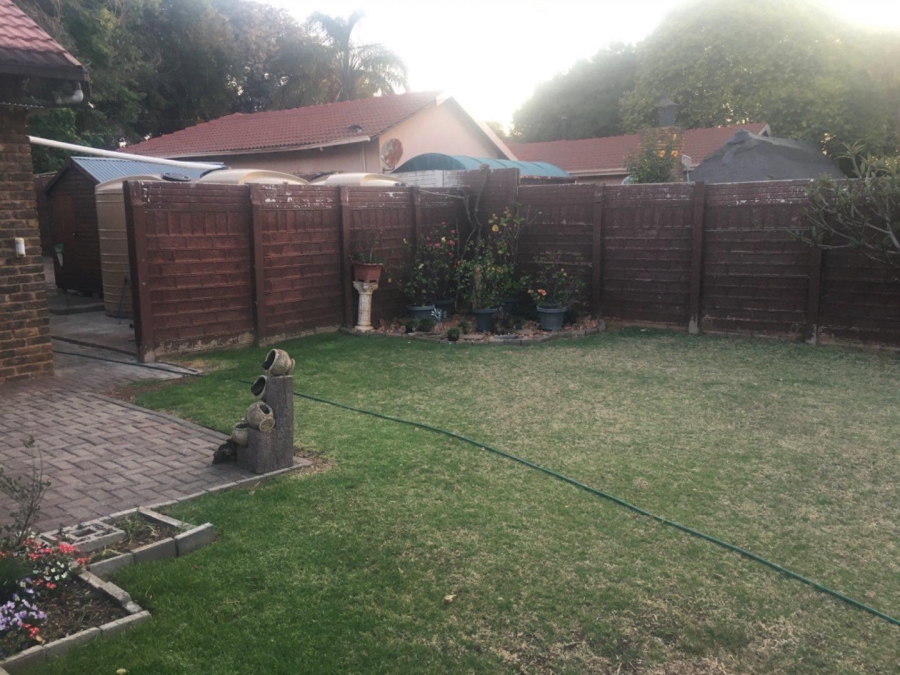 4 Bedroom Property for Sale in Rooihuiskraal Gauteng