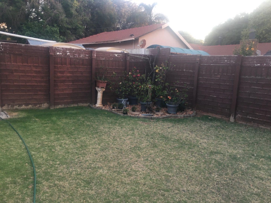 4 Bedroom Property for Sale in Rooihuiskraal Gauteng