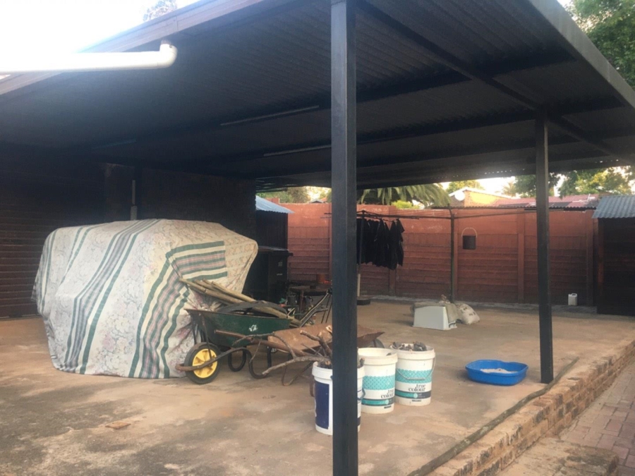 4 Bedroom Property for Sale in Rooihuiskraal Gauteng
