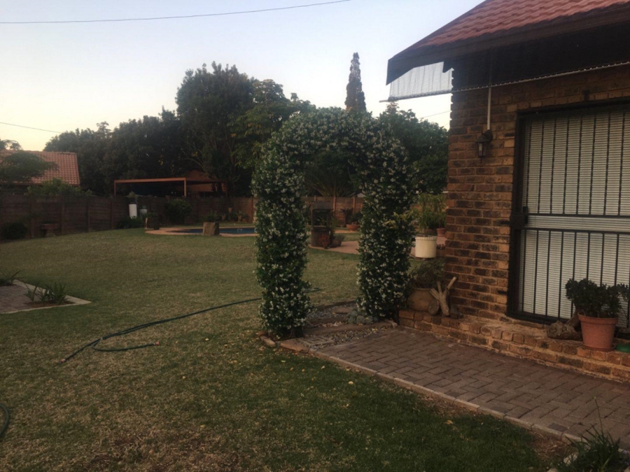 4 Bedroom Property for Sale in Rooihuiskraal Gauteng