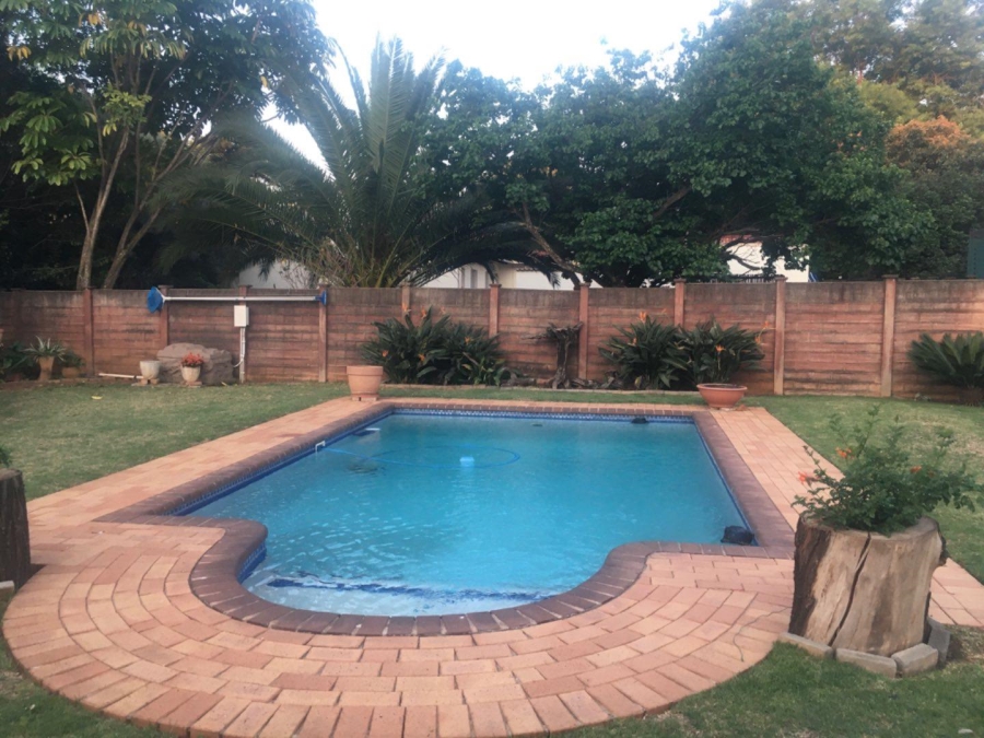 4 Bedroom Property for Sale in Rooihuiskraal Gauteng
