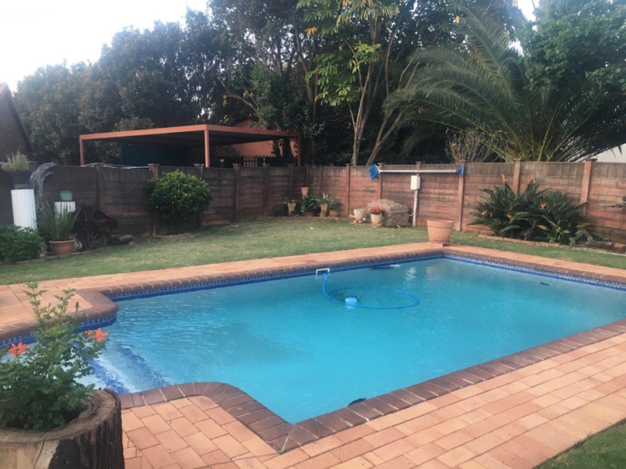 4 Bedroom Property for Sale in Rooihuiskraal Gauteng