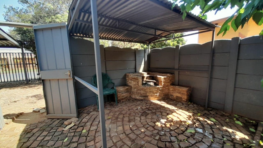 5 Bedroom Property for Sale in Birchleigh Gauteng