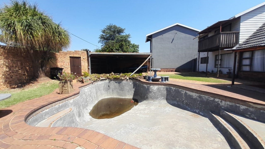 5 Bedroom Property for Sale in Birchleigh Gauteng