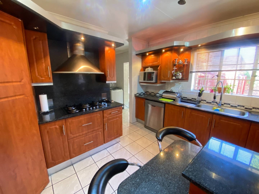 3 Bedroom Property for Sale in Mondeor Gauteng