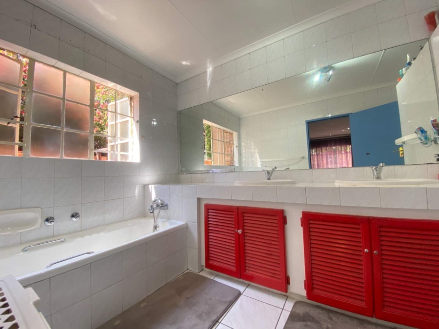 3 Bedroom Property for Sale in Mondeor Gauteng