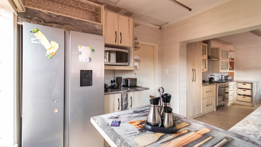 4 Bedroom Property for Sale in Mondeor Gauteng