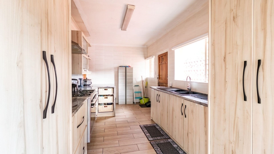 4 Bedroom Property for Sale in Mondeor Gauteng