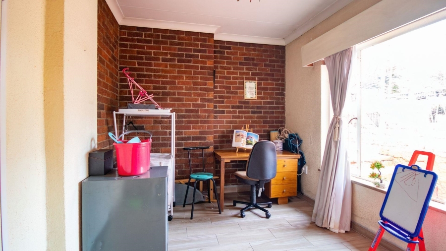 4 Bedroom Property for Sale in Mondeor Gauteng