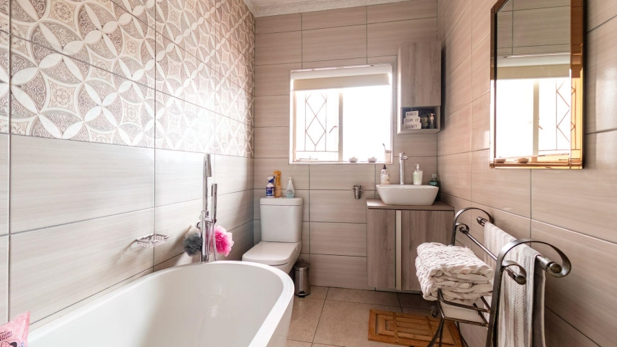 4 Bedroom Property for Sale in Mondeor Gauteng