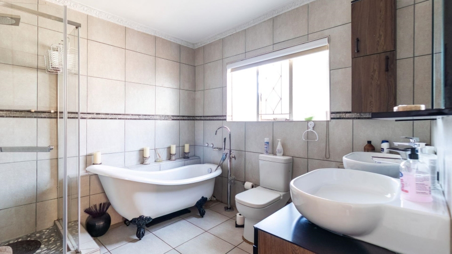 4 Bedroom Property for Sale in Mondeor Gauteng