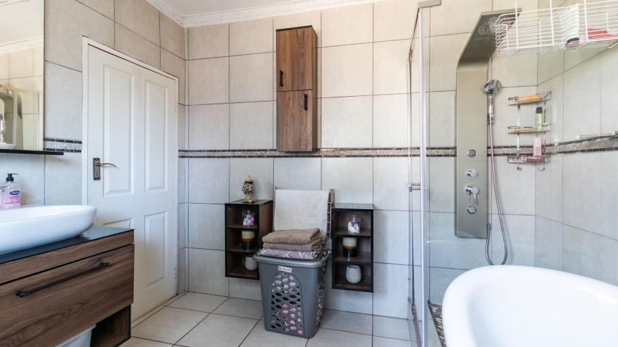4 Bedroom Property for Sale in Mondeor Gauteng