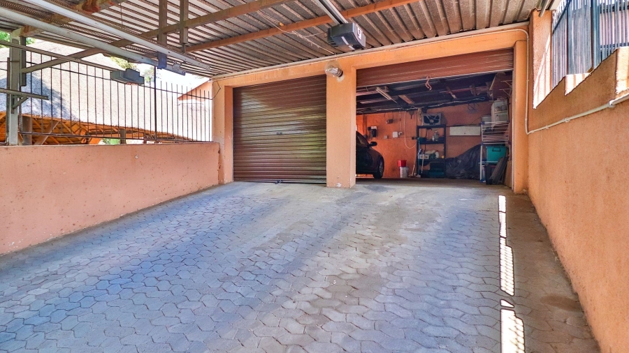 4 Bedroom Property for Sale in Mondeor Gauteng