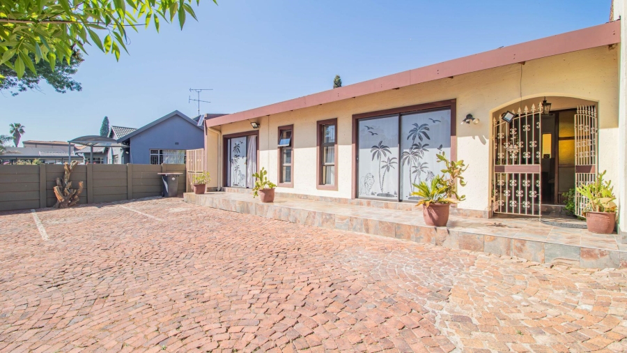11 Bedroom Property for Sale in Lakefield Gauteng
