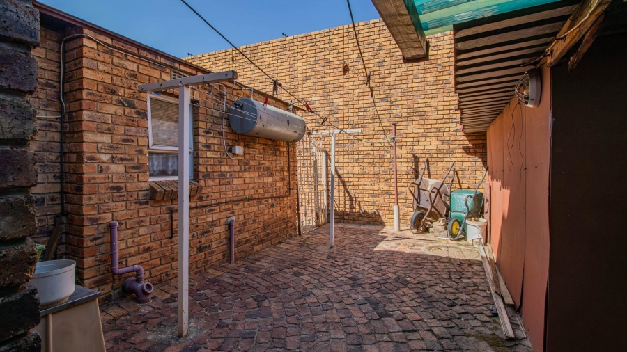 11 Bedroom Property for Sale in Lakefield Gauteng