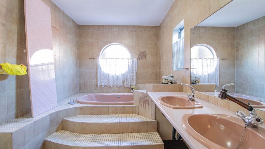 11 Bedroom Property for Sale in Lakefield Gauteng