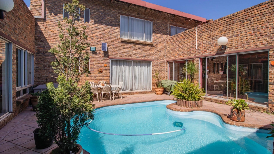 11 Bedroom Property for Sale in Lakefield Gauteng
