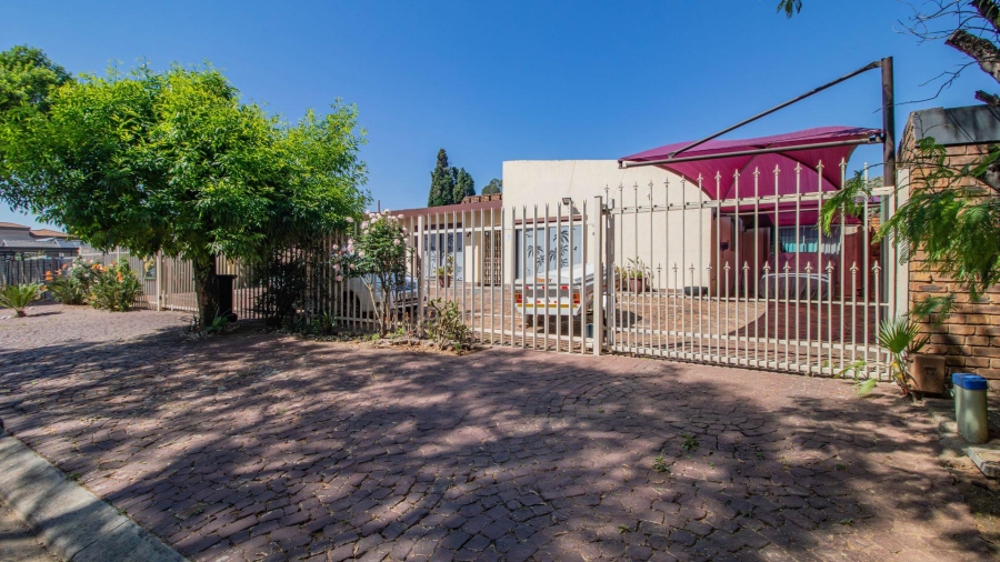 11 Bedroom Property for Sale in Lakefield Gauteng