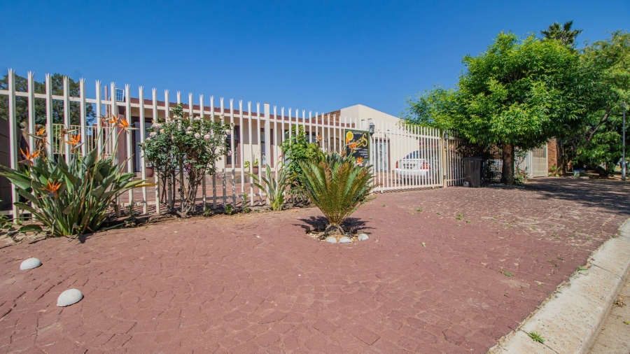 11 Bedroom Property for Sale in Lakefield Gauteng
