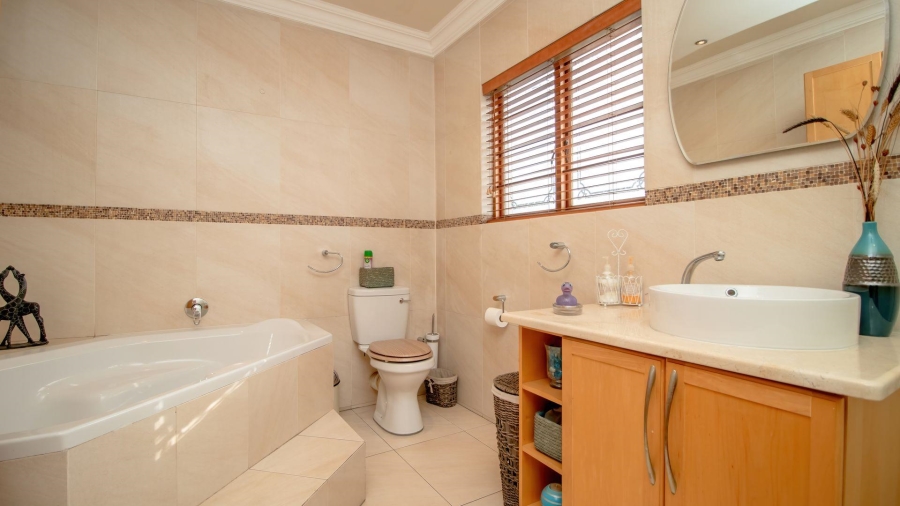 4 Bedroom Property for Sale in Lakefield Gauteng