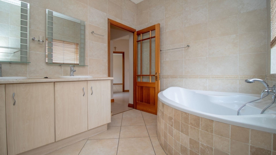 3 Bedroom Property for Sale in Lakefield Gauteng
