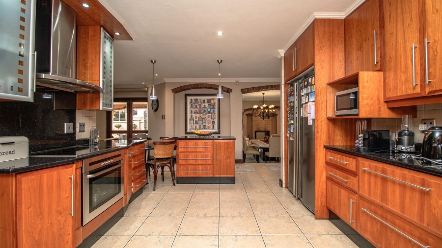 5 Bedroom Property for Sale in Beyerspark Gauteng