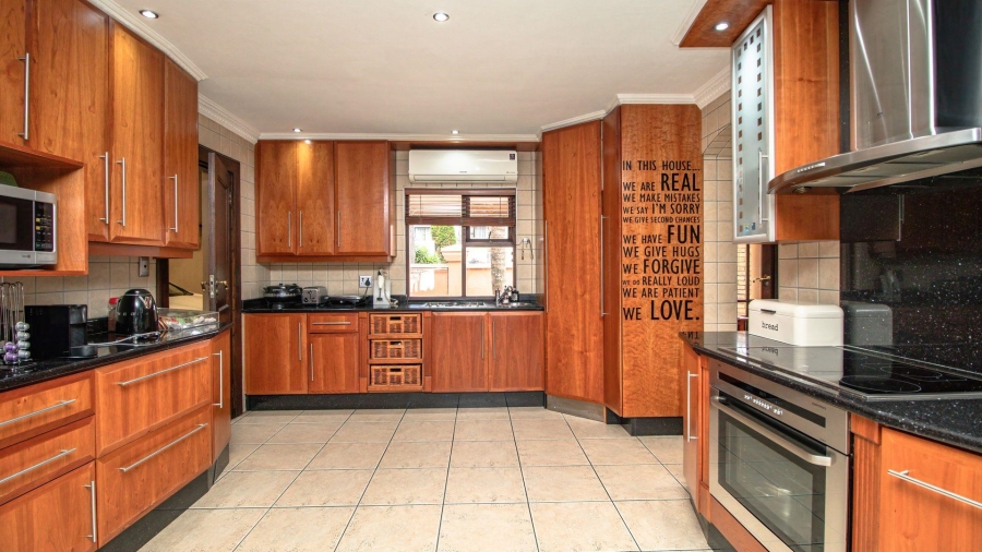 5 Bedroom Property for Sale in Beyerspark Gauteng
