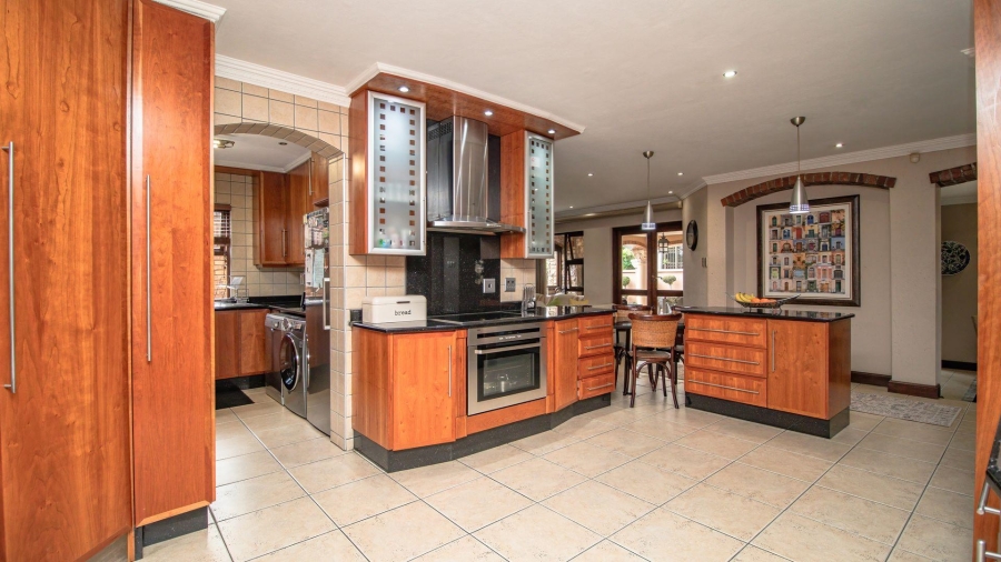 5 Bedroom Property for Sale in Beyerspark Gauteng