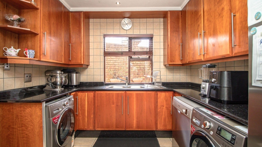 5 Bedroom Property for Sale in Beyerspark Gauteng