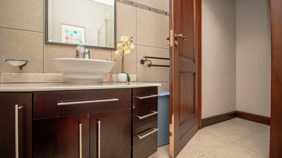 5 Bedroom Property for Sale in Beyerspark Gauteng