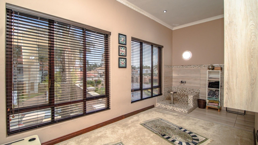 5 Bedroom Property for Sale in Beyerspark Gauteng