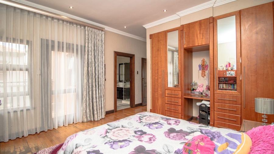 5 Bedroom Property for Sale in Beyerspark Gauteng