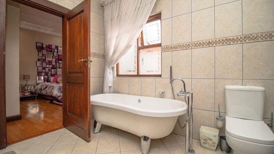 5 Bedroom Property for Sale in Beyerspark Gauteng