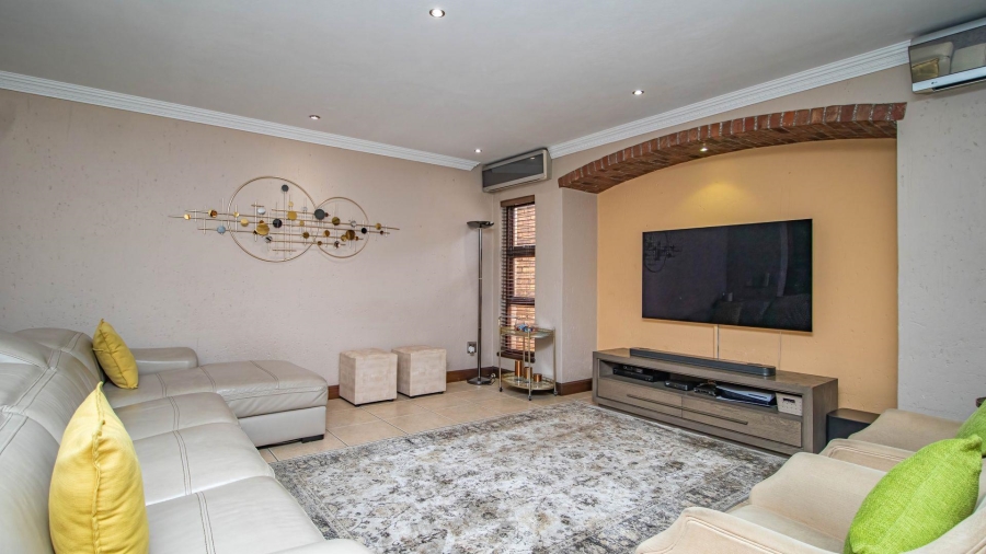 5 Bedroom Property for Sale in Beyerspark Gauteng