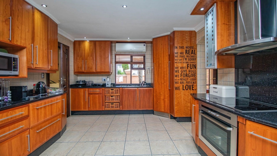 5 Bedroom Property for Sale in Beyerspark Gauteng